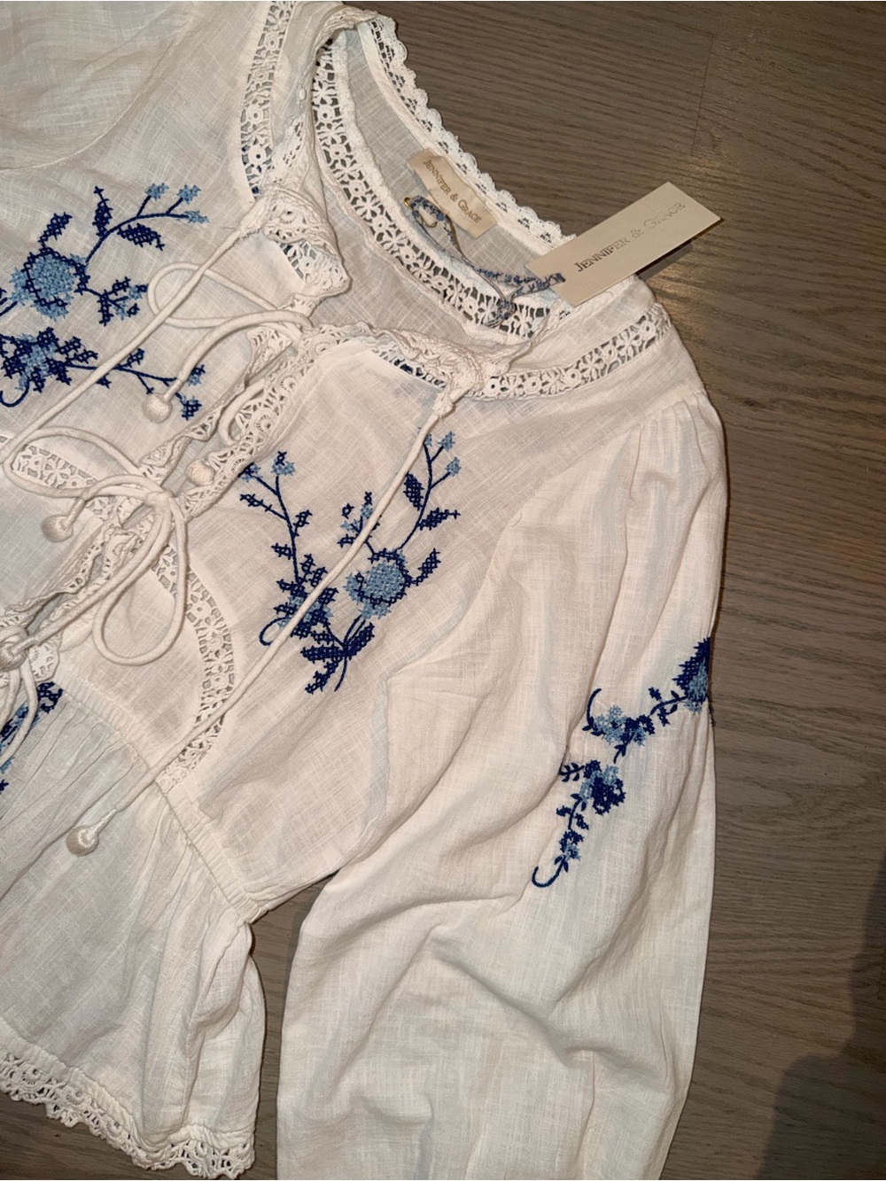 Jennifer & Grace White Blue Embroidered Lace Peplum Blouse Size S NWT - Picture 3 of 5